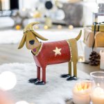 Hund roter Pullover