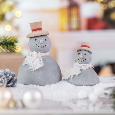 Schneemann mit Hut und Schal