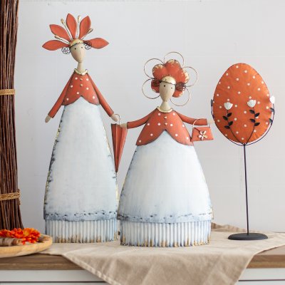 Oeuf orange avec une couronne de fleurs