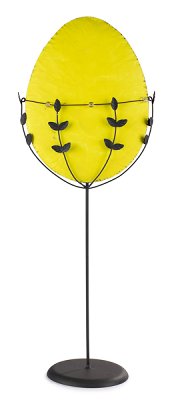 Oeuf jaune avec une couronne de fleurs