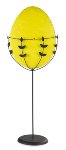 Oeuf jaune avec une couronne de fleurs
