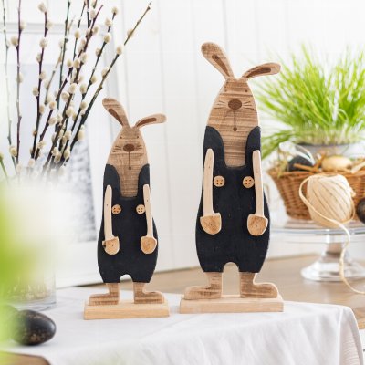 Lapin avec pantalon noir